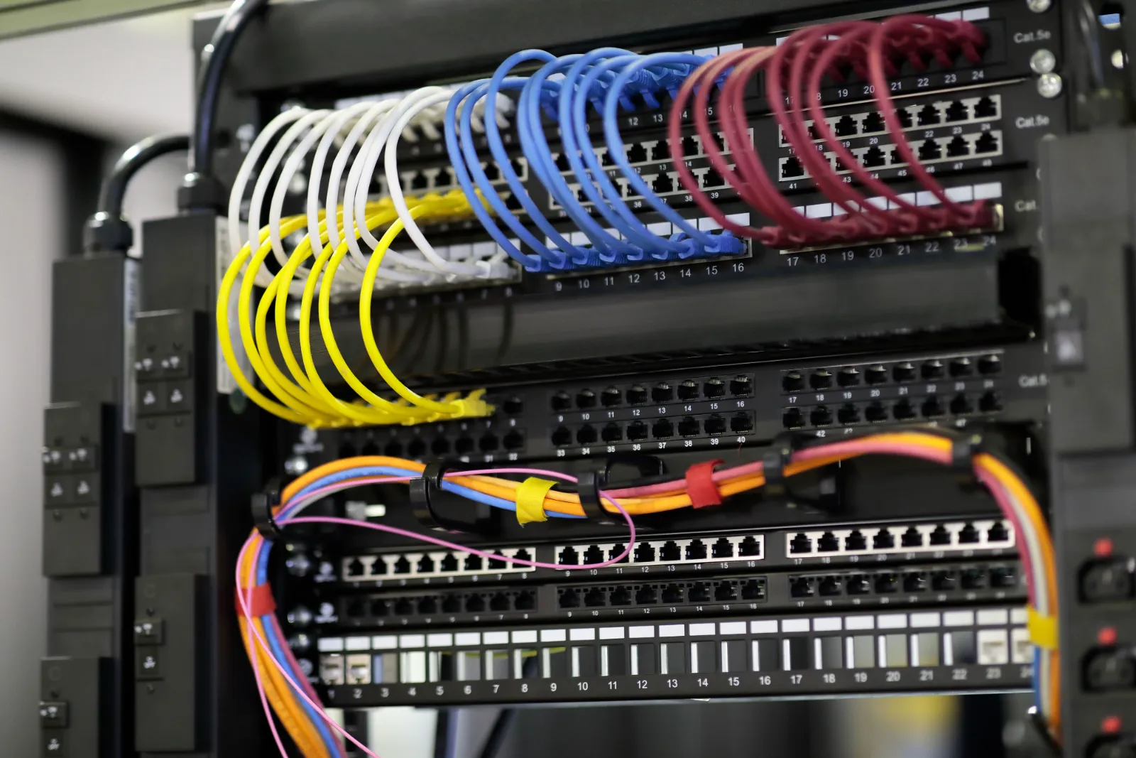 Netzwerkschrank mit Patchkabeln