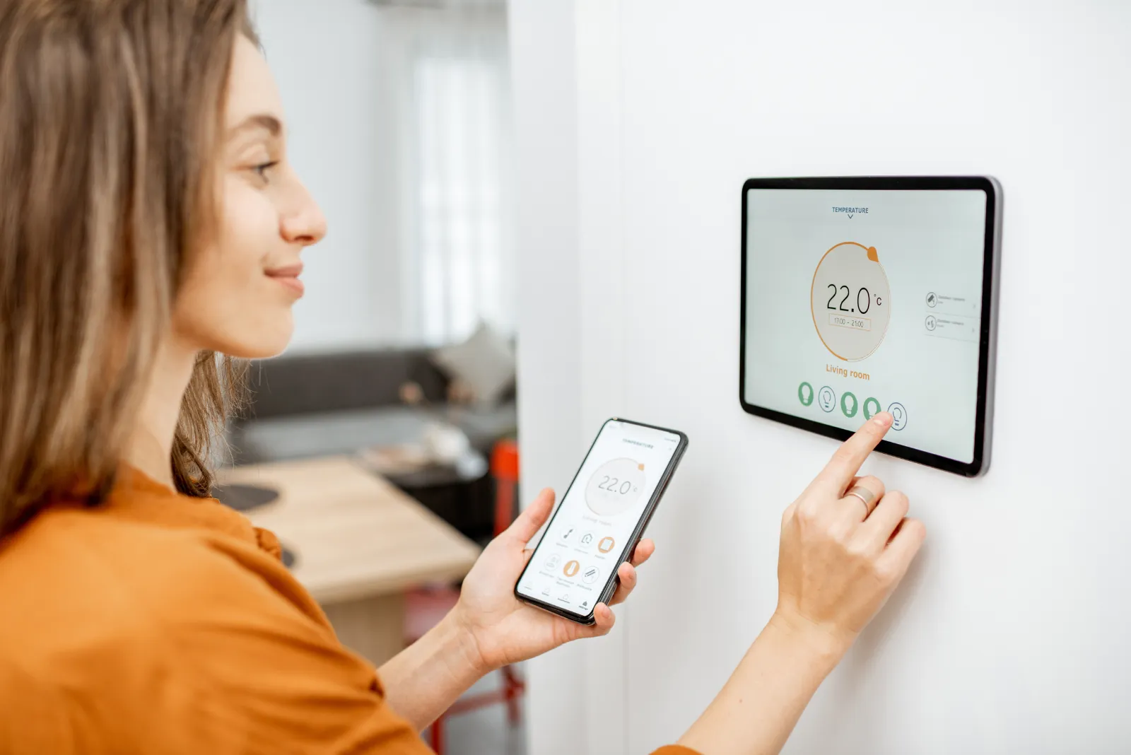 Smart-Home-Bedienfeld an der Wand